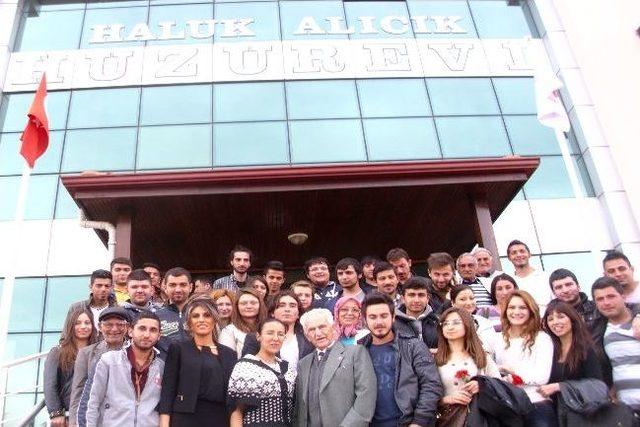 &Uuml;niversite &Ouml;ğrencilerinden Yaşlılara Karanfil 1