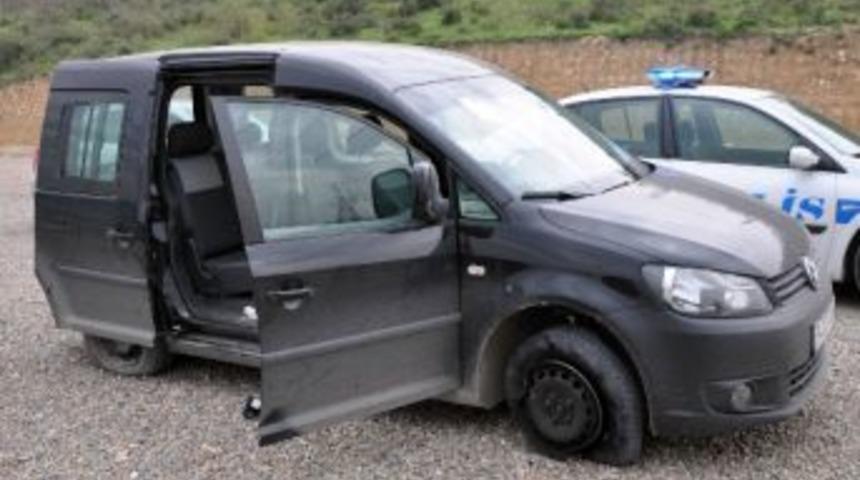 Polis Ka&ccedil;an Araca Kurşun Yağdırdı