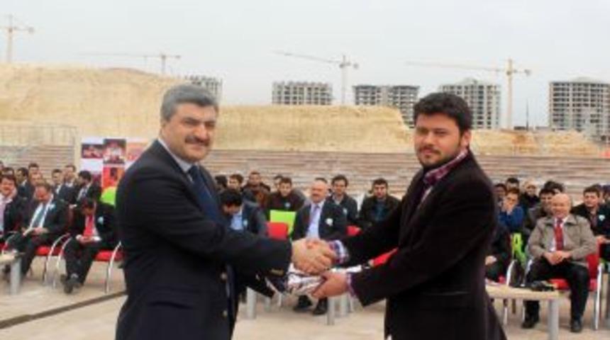 A&ccedil;ık Hava K&uuml;t&uuml;phanesi Kurarak, Kitap Okudular