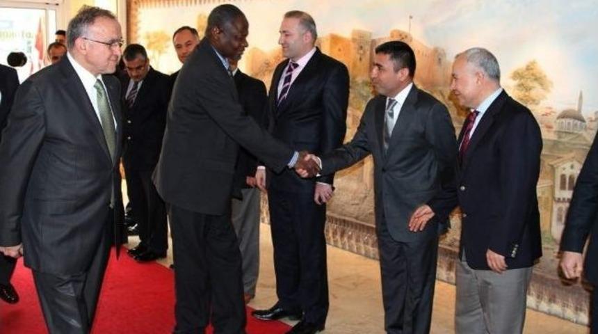 Gana B&uuml;y&uuml;kel&ccedil;iliği Başkan G&uuml;zelbey&rsquo;i Ziyaret Etti