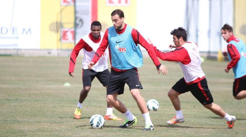 T&uuml;z&uuml;n: Milli Takımlara G&ouml;nderdiğimiz Oyuncular Bizi Sevindiriyor