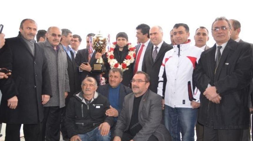 Avrupa Fatihi G&uuml;reş&ccedil;i Yakup G&ouml;r Memleketinde Coşkuyla Karşılandı