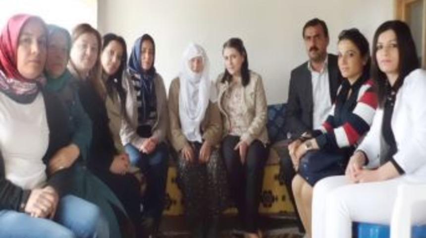 AK Partili Kadınlar, Dağlıca Şehidi Annesi Nefise Uysal'ı Ziyaret Etti