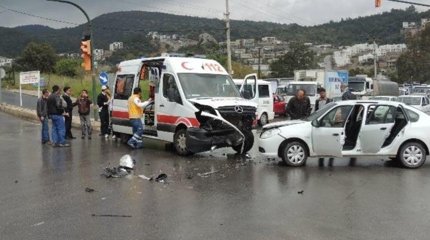 Hasta Taşıyan Ambulans Kaza Yaptı