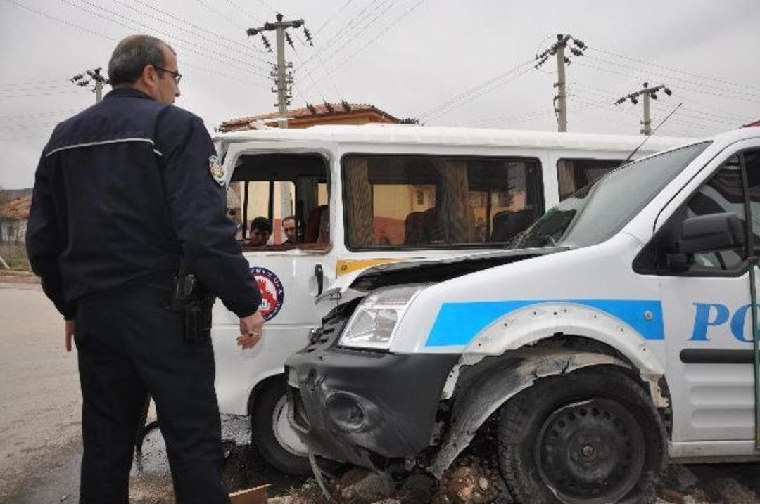 Okul Servisi İle Polis Otosu &Ccedil;arpıştı: 4 Yaralı
