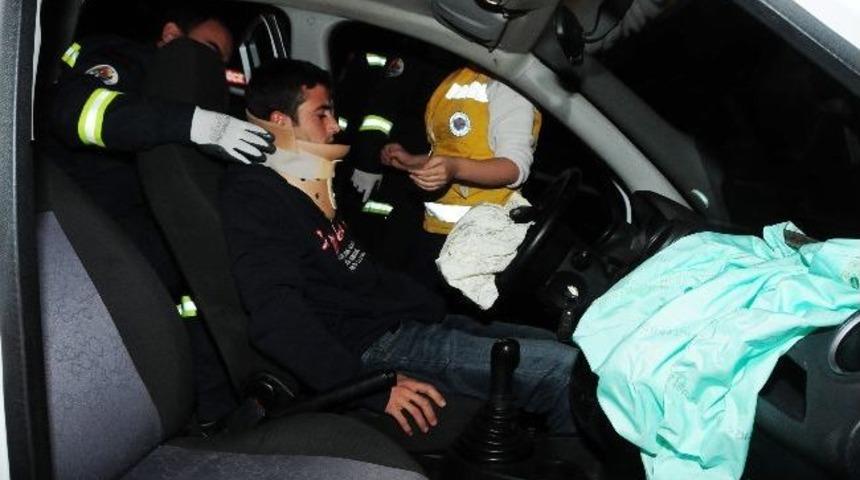 Otomobil Durakta Bekleyen Otob&uuml;s&uuml;n Altına Girdi: 1 Yaralı