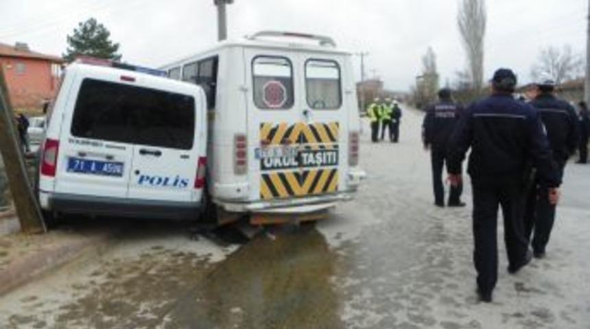 Polis Aracıyla &Ouml;ğrenci Servisi &Ccedil;arpıştı: 4 Yaralı
