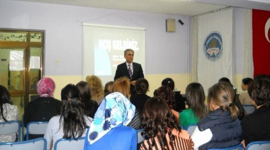 Gediz'de Yurtkur &Ouml;ğrencilerine Liderlik Semineri Verildi