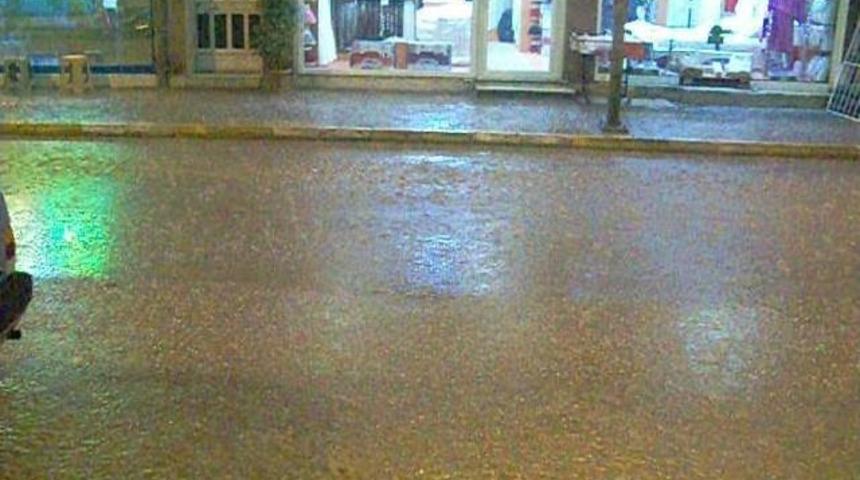 Edremit&rsquo;te 1 Dakikalık Dolu Yolları G&ouml;le &Ccedil;evirdi