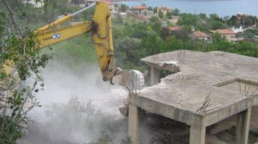 Ka&ccedil;ak Gerek&ccedil;esi Ile Yıkılan 2 Bina K&ouml;yl&uuml;y&uuml; Tedirgin Etti