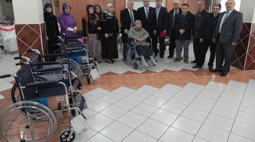 Erdemir İş&ccedil;ilerinden 10 Engelliye Tekerlekli Sandalye Yardımı