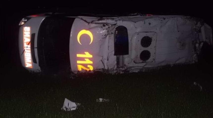 Ambulans Takla Attı: 3 Yaralı