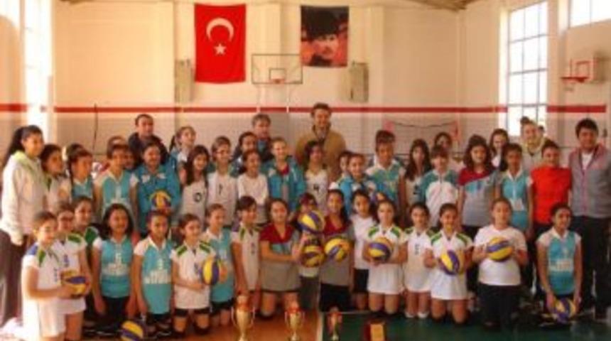 D&uuml;nya Koleji&rsquo;nde Voleybolla Dolu İki G&uuml;n