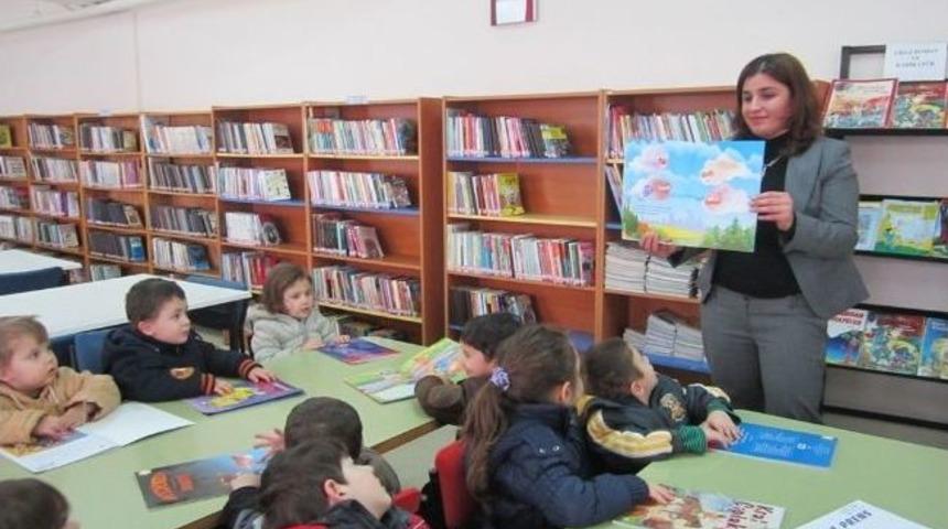 Sevgi &Ccedil;i&ccedil;eği Minikleri K&uuml;t&uuml;phaneye İlk Adımı Attı