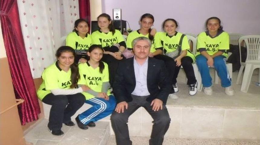 Kenan Evren Ortaokulu &Ouml;ğrencileri Kupaya Doymuyor