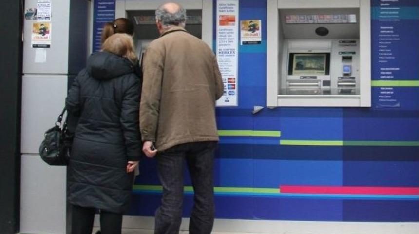 Atm&rsquo;lere Yapıştırılan Afişlere Rağmen Dolandırıldı