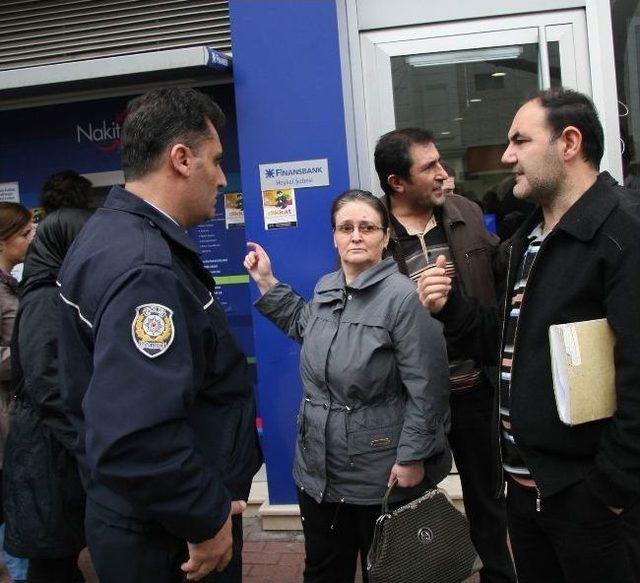 Atm’lere Yapıştırılan Afişlere Rağmen Dolandırıldı