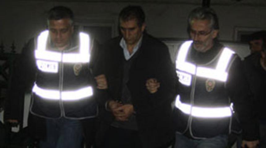 Eşini kemerle boğdu