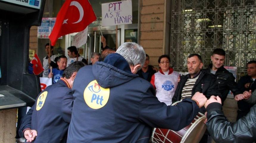 PTT &Ccedil;alışanları Iş Bıraktı, Kurum &Ouml;n&uuml;nde Halay &Ccedil;ekti