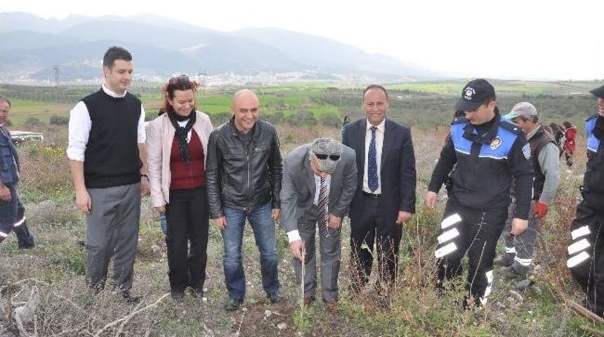 &Ouml;ğrenci İle Polis Birlikte Fidan Dikti