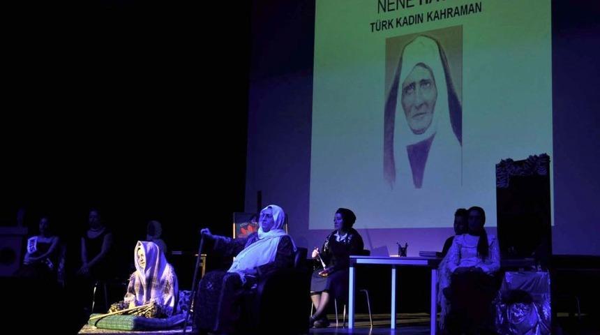 Osmanlı Ve Cumhuriyet'in Ilk Yıllarındaki Kadınlar Canlandırıldı