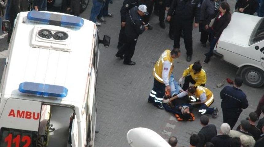 Araca &Ccedil;arpan Motosiklet S&uuml;r&uuml;c&uuml;s&uuml; Yaralandı