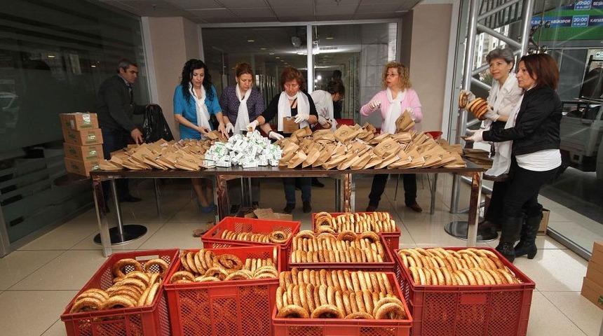 Karşıyaka'da Her G&uuml;n 2 Bin Kişiye Kahvaltı Veriliyor