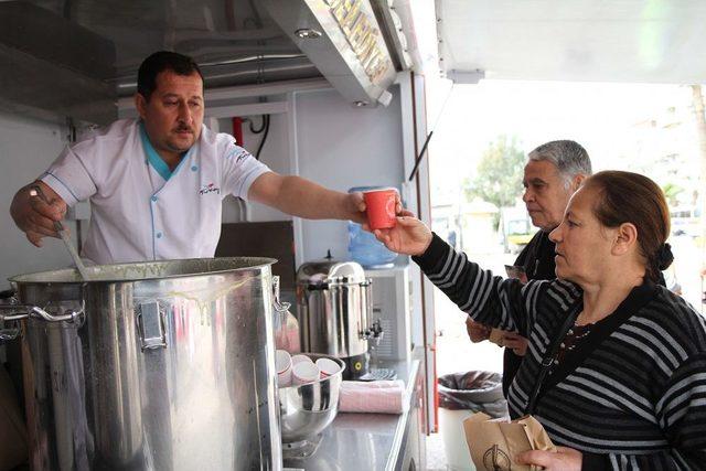 Karşıyaka'da Her Gün 2 Bin Kişiye Kahvaltı Veriliyor