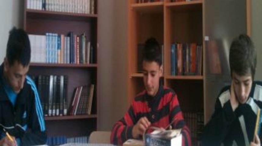 Hacı Kemal Erimez Akademi Yurdu'nda Kitap Okuyanlar &Ouml;d&uuml;llendirildi