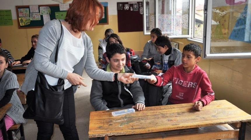 YGS&rsquo;de Kullanılan Kırtasiye Malzemeleri Ihtiya&ccedil; Sahibi &Ouml;ğrencilere Dağıtıldı