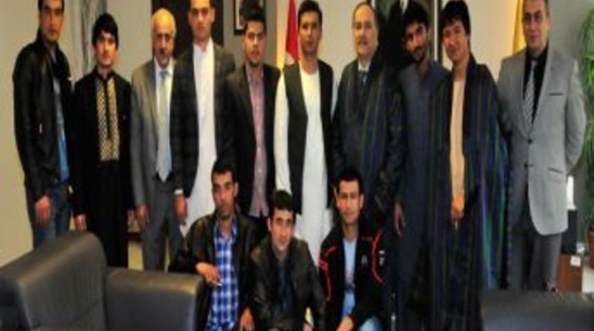 Afganistanlı &Ouml;ğrencilerden Rekt&ouml;r Cemil &Ccedil;elik&rsquo;e Ziyaret