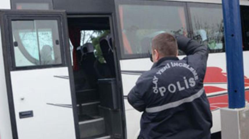 Eşini ka&ccedil;ıranın boğazını kesti