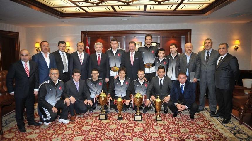 Şampiyon G&uuml;reş&ccedil;iler Ankara B&uuml;y&uuml;kşehir&rsquo;de