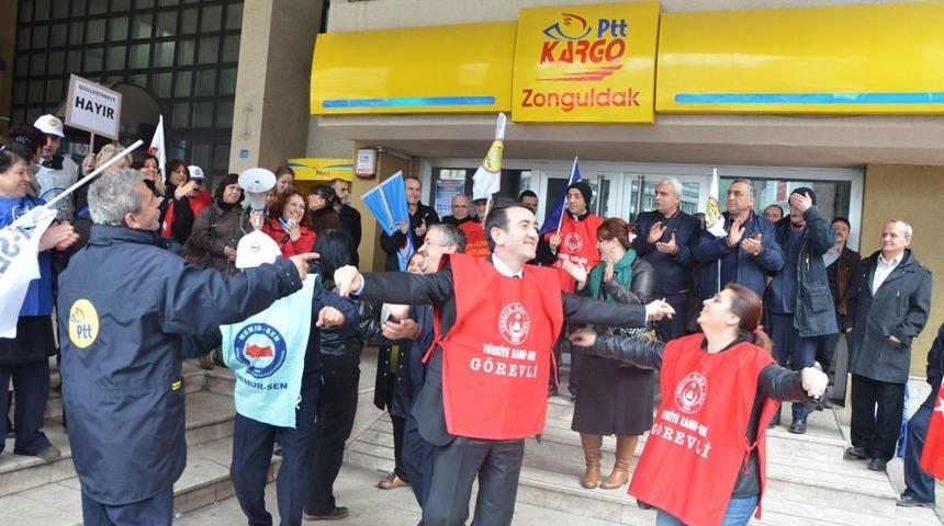 Zonguldak PTT &Ccedil;alışanları, Davullu Zurnalı Iş Bırakma Eylemi Yaptı