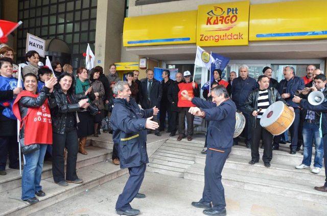 Zonguldak PTT Çalışanları, Davullu Zurnalı Iş Bırakma Eylemi Yaptı