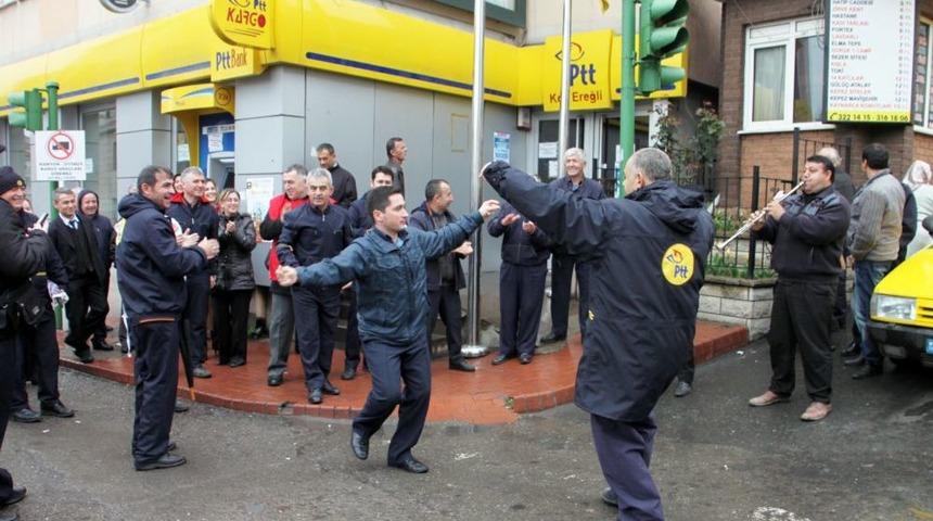 Postacılar Iş Bıraktı, Davul Zurna Eşliğinde G&ouml;bek Attı