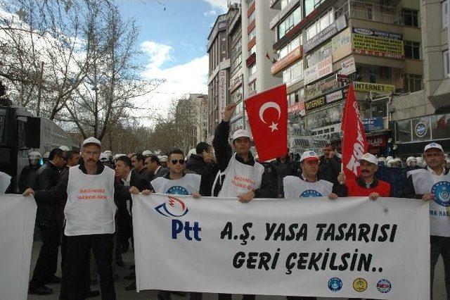 Ptt &Ccedil;alışanlardan İş Bırakma Eylemi 1