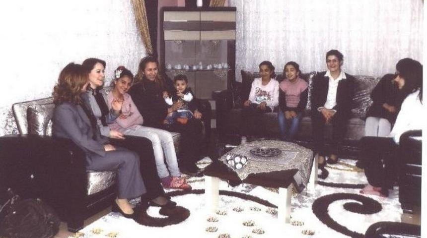 Asker Eşlerinden Oluşan G&ouml;n&uuml;l El&ccedil;ileri, &Ccedil;ocuk Evlerine Sevgi K&ouml;pr&uuml;s&uuml; Kurdu