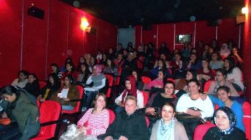 Gediz'de Yurtkur &Ouml;ğrencilerine "&ccedil;anakkale Yolun Sonu" Filmi