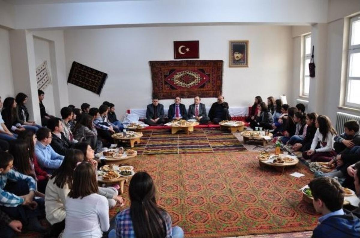 Rekt&ouml;r Şimşek Liselilerle Bir Araya Geldi