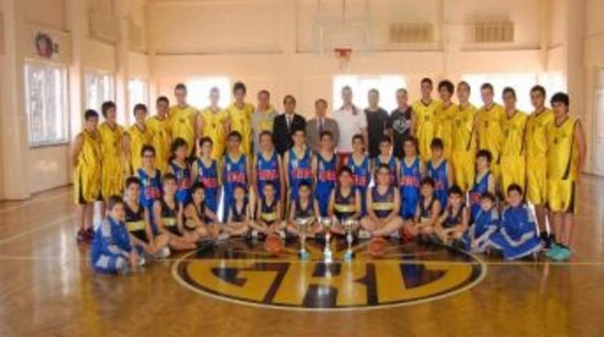 Gaziantep Kolej Vakfı&rsquo;nın Basketbol Efsanesi 3 Şampiyonlukla S&uuml;r&uuml;yor