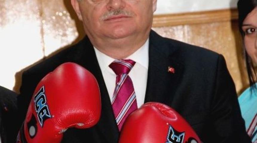 Vali Vandettin &Ouml;zcan Başarılı Sporcuları Kabul Etti