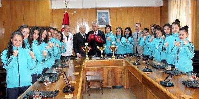 Vali Vandettin Özcan Başarılı Sporcuları Kabul Etti