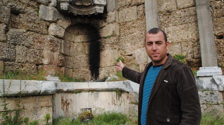 Akşamcıların Antik Kentte Mangal Keyfi 1800 Yıllık Tarihi S&uuml;tunları Kararttı