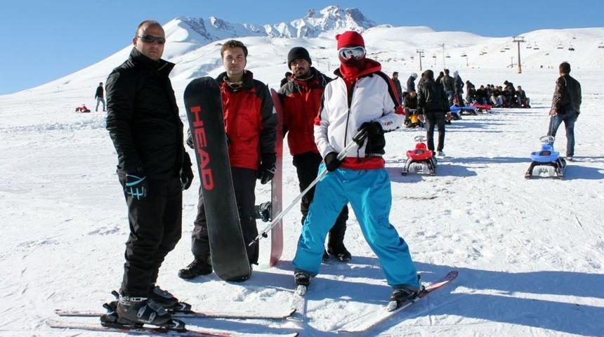 Erciyes&rsquo;te Kar Yağarken Bile Pistler Ezilerek Sezon Uzatıldı