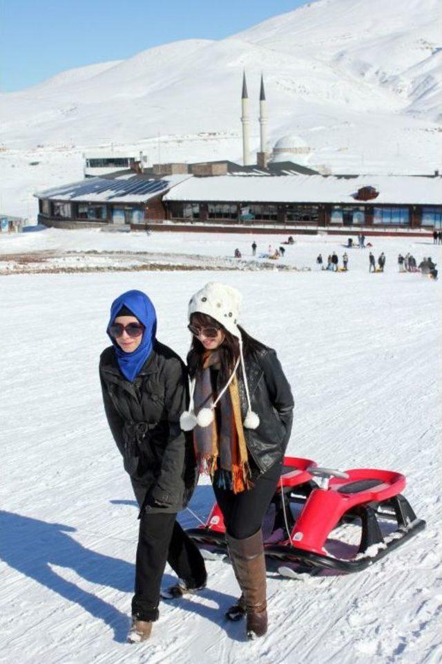 Erciyes’te Kar Yağarken Bile Pistler Ezilerek Sezon Uzatıldı