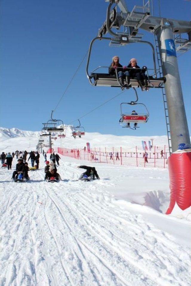 Erciyes’te Kar Yağarken Bile Pistler Ezilerek Sezon Uzatıldı