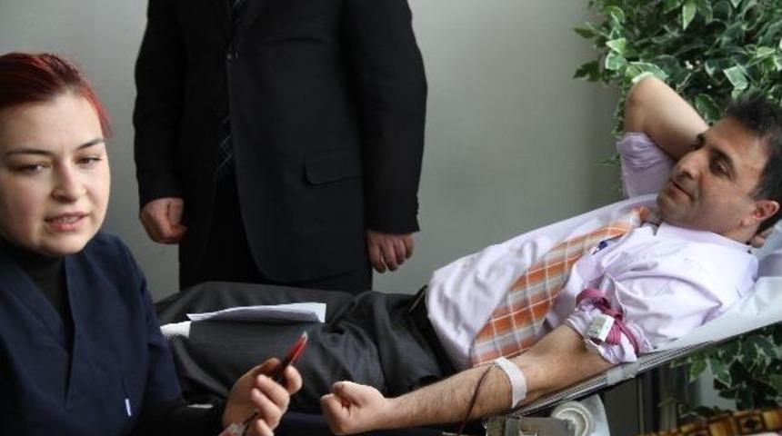 Vali Azizoğlu Vatandaşları Kan Vermeye &Ccedil;ağırdı