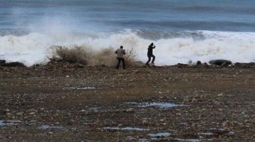 İşadamı Dalgaların Arasında Kalmaktan Son Anda Kurtuldu