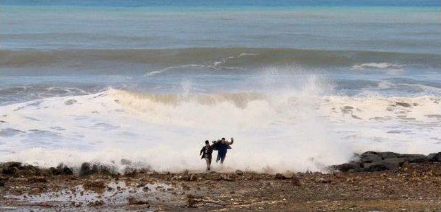 İşadamı Dalgaların Arasında Kalmaktan Son Anda Kurtuldu